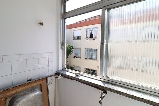 Janela da área de serviços de apartamento para alugar com 1 quarto, 55m² em Rubem Berta, Porto Alegre