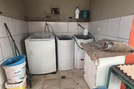 Área de serviço/convivência ( comum)  de casa à venda com 4 quartos, 50m² em Conjunto Habitacional Calux, São Bernardo do Campo