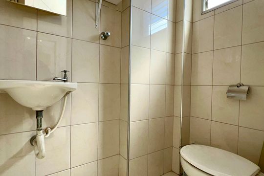 Banheiro de serviço de apartamento à venda com 2 quartos, 74m² em Pinheiros, São Paulo