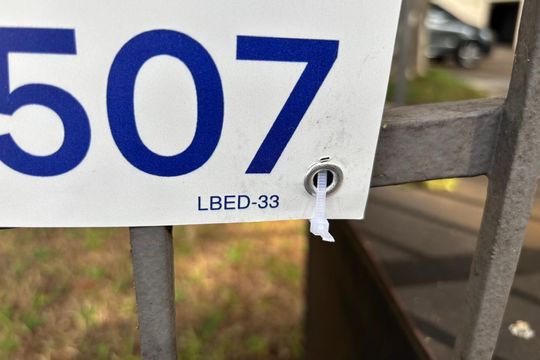 Plaquinha Instalada código LBED-33 de apartamento à venda com 3 quartos, 105m² em Higienópolis, Porto Alegre