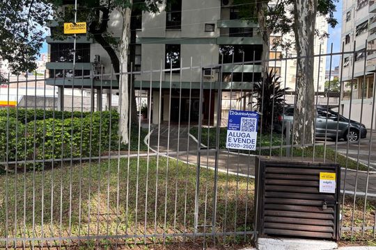 Plaquinha Instalada código LBED-33 de apartamento à venda com 3 quartos, 105m² em Higienópolis, Porto Alegre