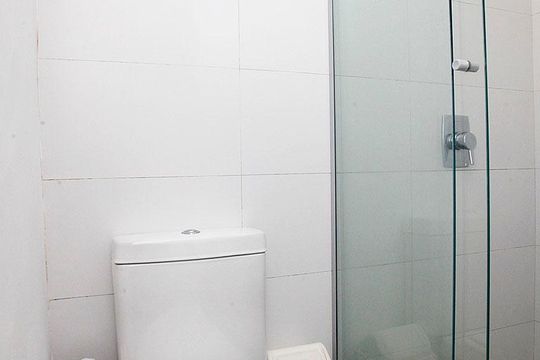 Banheiro de kitnet/studio à venda com 1 quarto, 34m² em Cidade Baixa, Porto Alegre