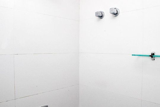 Banheiro de kitnet/studio à venda com 1 quarto, 34m² em Cidade Baixa, Porto Alegre