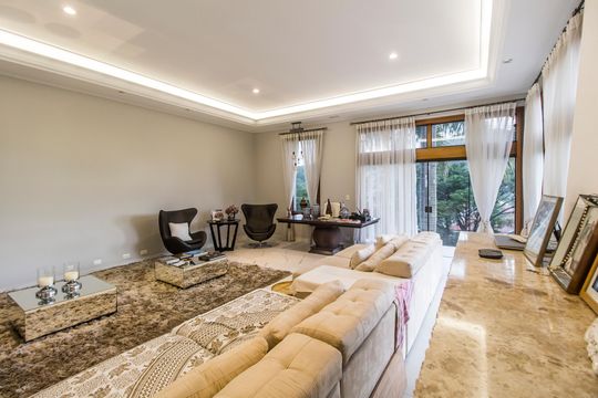 Sala  de casa de condomínio para alugar com 4 quartos, 830m² em Alphaville, Santana de Parnaíba