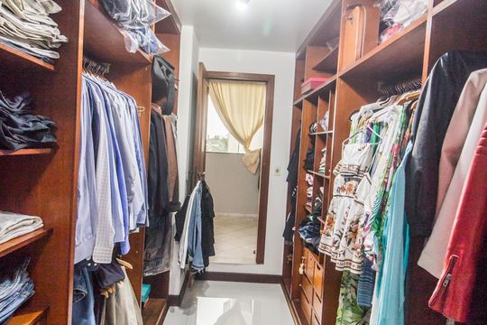 Closet da suíte de casa de condomínio para alugar com 4 quartos, 830m² em Alphaville, Santana de Parnaíba