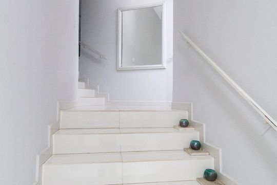 Escada de casa de condomínio para alugar com 4 quartos, 830m² em Alphaville, Santana de Parnaíba