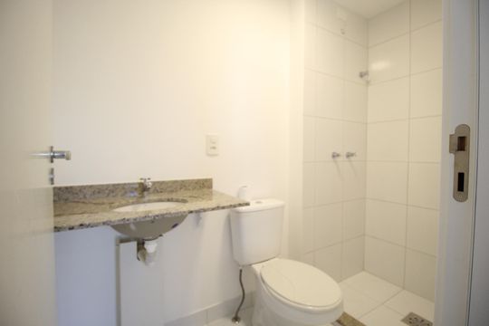 Banheiro de apartamento à venda com 2 quartos, 52m² em Humaitá, Porto Alegre