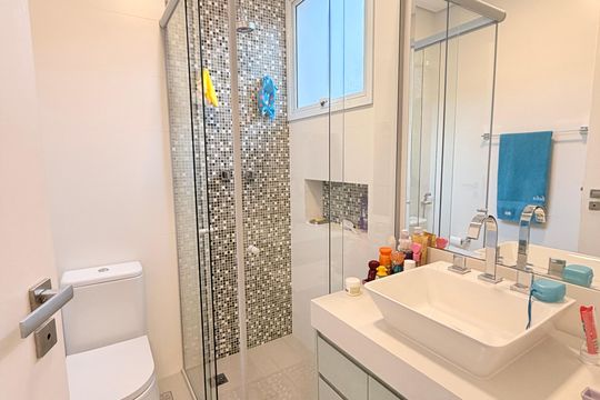 Banheiro da Suíte 2 de casa de condomínio à venda com 3 quartos, 329m² em Jardim Santa Teresa, Jundiaí