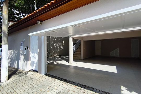 Fachada + Plaquinha de casa para alugar com 3 quartos, 220m² em Vila Mariana, São Paulo