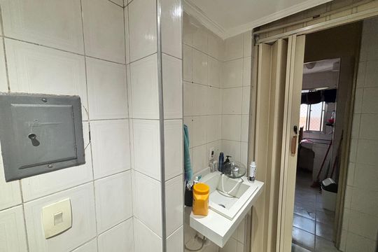 Banheiro de apartamento à venda com 2 quartos, 48m² em Conjunto Habitacional Padre Manoel da Nobrega, São Paulo