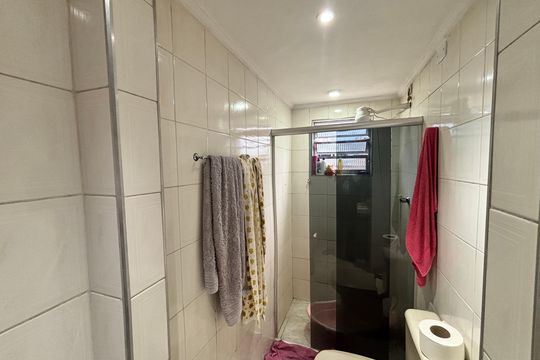 Banheiro de apartamento à venda com 2 quartos, 48m² em Conjunto Habitacional Padre Manoel da Nobrega, São Paulo