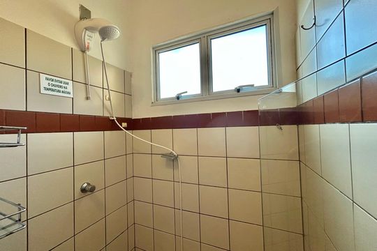 Banheiro de casa de condomínio para alugar com 2 quartos, 81m² em Barra da Lagoa, Florianópolis