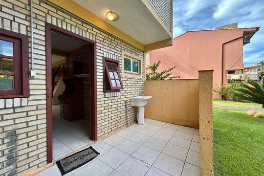 Área de serviço de casa de condomínio para alugar com 2 quartos, 81m² em Barra da Lagoa, Florianópolis