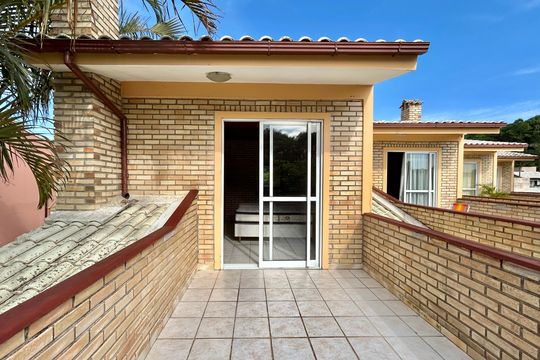 Varanda de casa de condomínio para alugar com 2 quartos, 81m² em Barra da Lagoa, Florianópolis