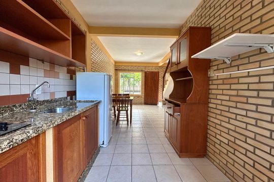 Cozinha de casa de condomínio para alugar com 2 quartos, 81m² em Barra da Lagoa, Florianópolis