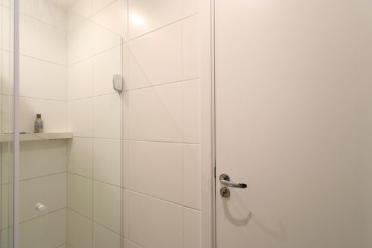 Banheiro  de apartamento à venda com 2 quartos, 37m² em Barra Funda, São Paulo