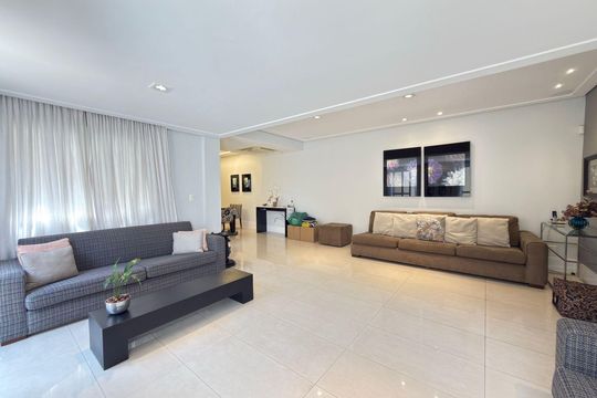 Casa à venda com 5 quartos, 350m² em Itaim Bibi, São Paulo