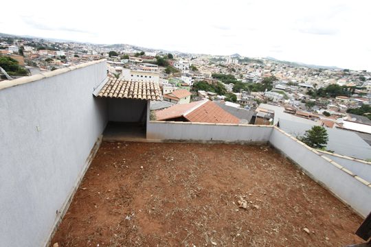 Vista de casa à venda com 6 quartos, 390m² em São Marcos, Belo Horizonte