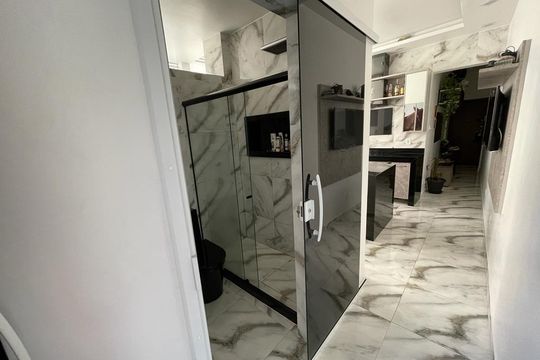 Banheiro de kitnet/studio à venda com 1 quarto, 43m² em Copacabana, Rio de Janeiro