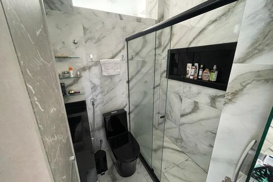 Banheiro de kitnet/studio à venda com 1 quarto, 43m² em Copacabana, Rio de Janeiro
