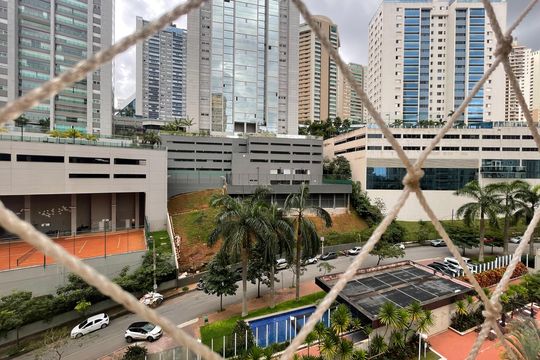 Vista da janela de apartamento à venda com 2 quartos, 77m² em Vila da Serra, Nova Lima