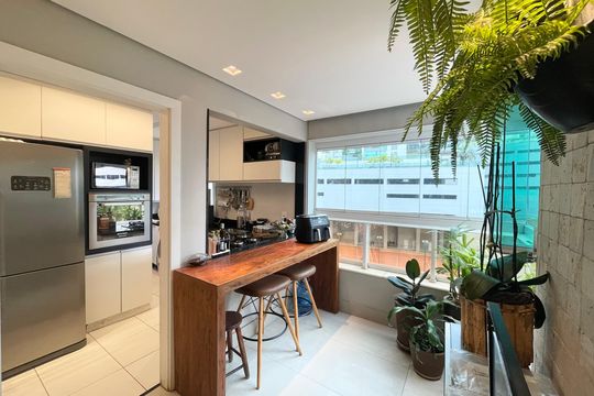 Cozinha de apartamento à venda com 2 quartos, 77m² em Vila da Serra, Nova Lima