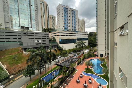Vista da janela de apartamento à venda com 2 quartos, 77m² em Vila da Serra, Nova Lima