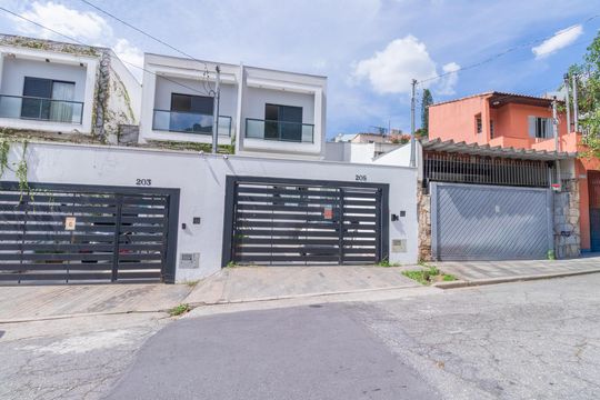 Fachada de casa à venda com 3 quartos, 150m² em Lapa, São Paulo