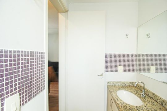 Banheiro de apartamento para alugar com 2 quartos, 50m² em Vila Anastácio, São Paulo