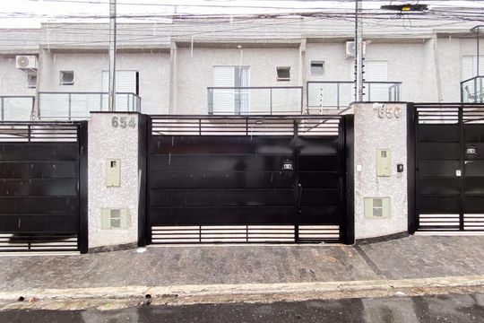 Fachada  de casa à venda com 2 quartos, 107m² em Vila Nhocuné, São Paulo