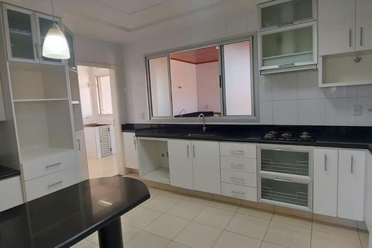 Cozinha de apartamento para alugar com 3 quartos, 210m² em Santa Mônica, Uberlândia