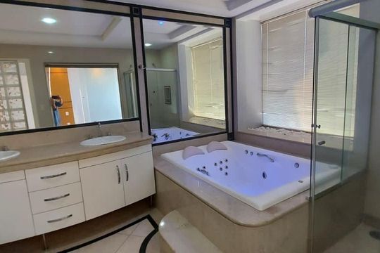 Apartamento para alugar com 3 quartos, 210m² em Santa Mônica, Uberlândia