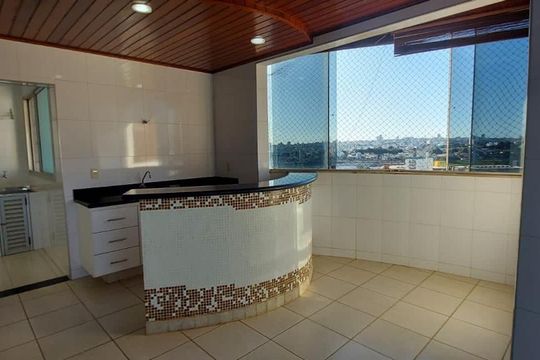 Apartamento para alugar com 3 quartos, 210m² em Santa Mônica, Uberlândia