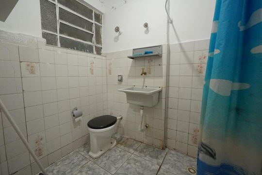 Banheiro de kitnet/studio para alugar com 1 quarto, 35m² em Liberdade, São Paulo