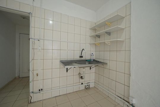 Cozinha de kitnet/studio para alugar com 1 quarto, 35m² em Liberdade, São Paulo