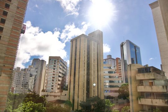 Suíte 2 - Varanda (Vista) de apartamento para alugar com 6 quartos, 370m² em Lourdes, Belo Horizonte