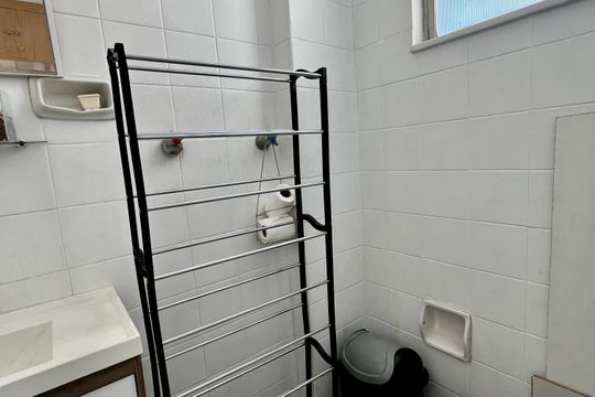 Banheiro de serviço de apartamento à venda com 3 quartos, 110m² em Copacabana, Rio de Janeiro