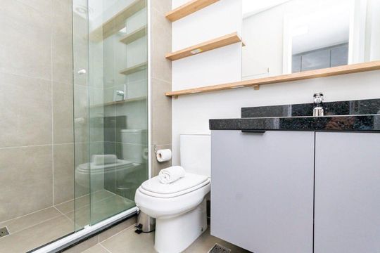 Banheiro  de apartamento para alugar com 1 quarto, 50m² em Três Figueiras, Porto Alegre