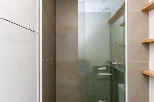 Banheiro  de apartamento para alugar com 1 quarto, 50m² em Três Figueiras, Porto Alegre