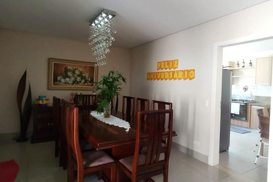 Sala de casa de condomínio à venda com 4 quartos, 345m² em Parque Sinai, Santana de Parnaíba