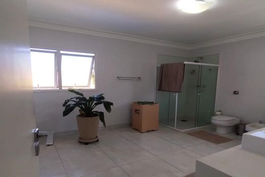 Banheiro de casa de condomínio à venda com 4 quartos, 345m² em Parque Sinai, Santana de Parnaíba