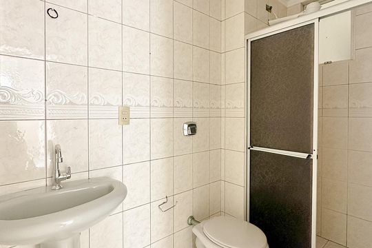 Banheiro de apartamento para alugar com 2 quartos, 63m² em Praia Comprida, São José
