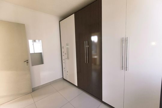 Quarto 2 de apartamento para alugar com 2 quartos, 390m² em Morro Santana, Porto Alegre