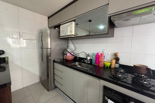 Cozinha de apartamento à venda com 2 quartos, 49m² em Recanto das Rosas, Osasco