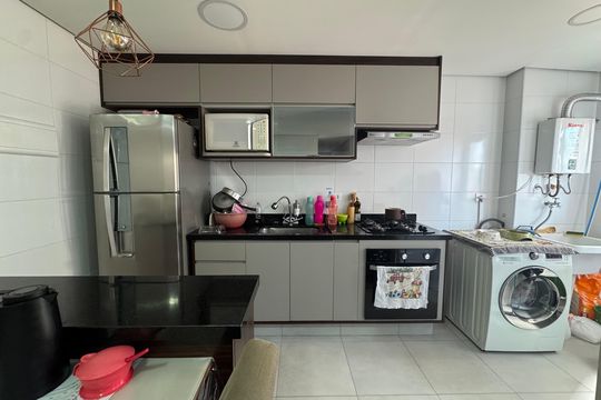 Cozinha de apartamento à venda com 2 quartos, 49m² em Recanto das Rosas, Osasco