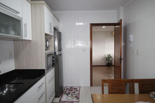 Cozinha de apartamento para alugar com 3 quartos, 110m² em Vila Ipiranga, Porto Alegre