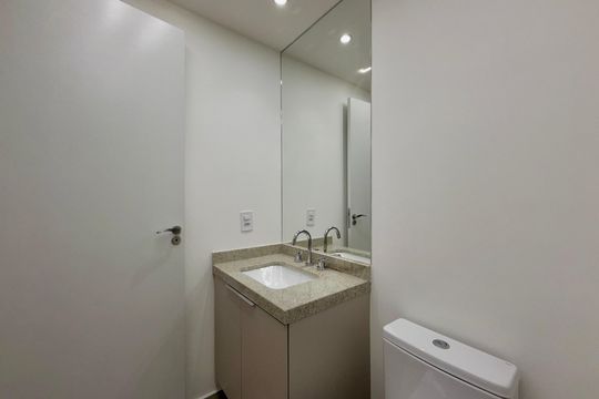 Banheiro social de apartamento à venda com 1 quarto, 25m² em Santo Amaro, São Paulo