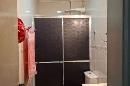 Banheiro de apartamento à venda com 1 quarto, 42m² em Morro Santana, Porto Alegre