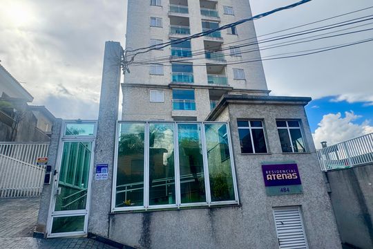 Placa instalada na fachada do imóvel  de apartamento para alugar com 2 quartos, 60m² em Vila Silveira, Guarulhos
