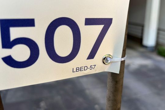 Plaquinha Instalada código LBED-57 de apartamento à venda com 3 quartos, 135m² em Petrópolis, Porto Alegre